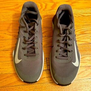 Nike Grey Sneakers with White Details size 9.5 Excellent condition! 🩶
